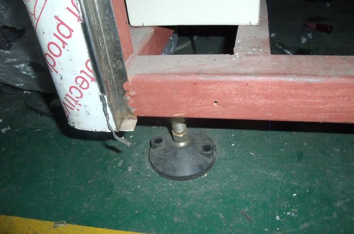 Adjustment of the machine feet