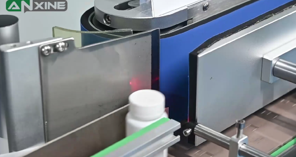 Round bottle labeling machine